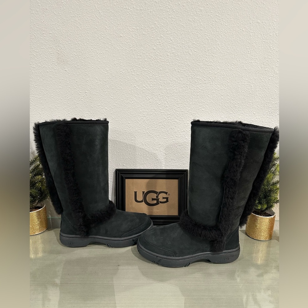 New: UGG Women’s Sunburst Boots Size 6